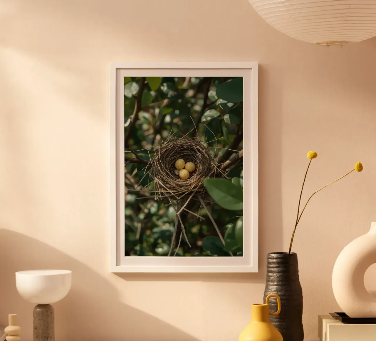 Nido di uccelli con uova in un cespuglio poster con telaio in plastica da DesignDoodle