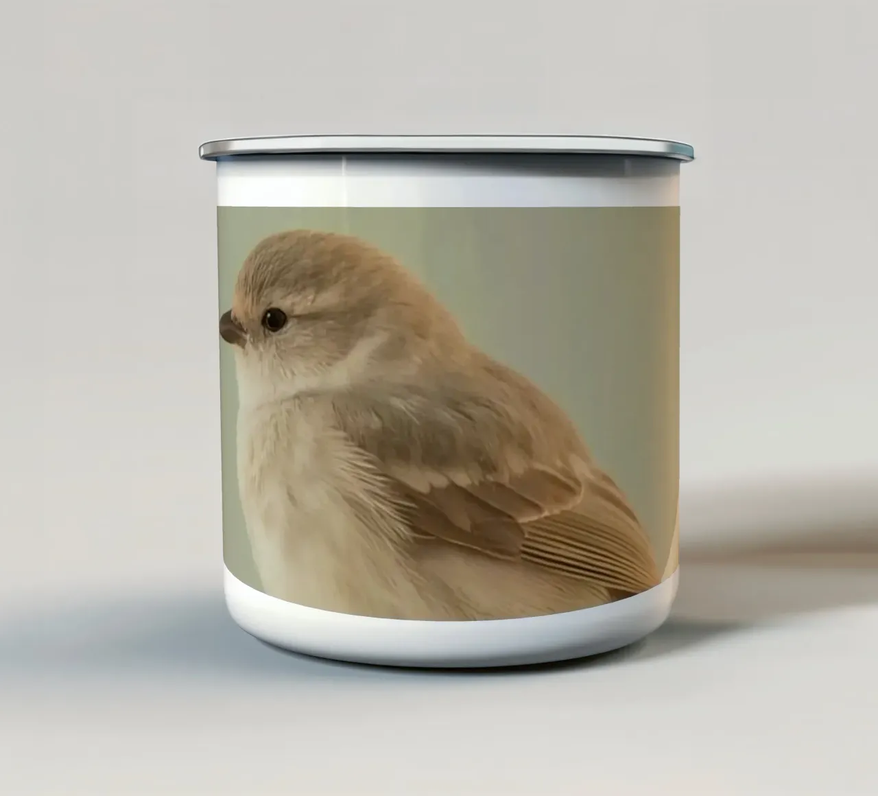Uccello appollaiato sulla mezzaluna tazza in smalto da DesignDoodle
