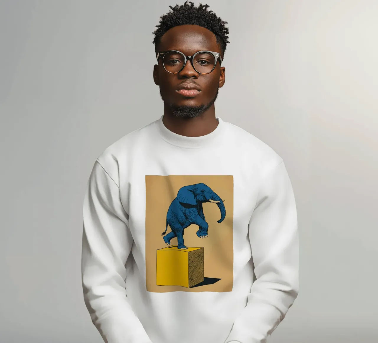 Eléphant bleu en équilibre sur un cube jaune sweat de DesignDoodle