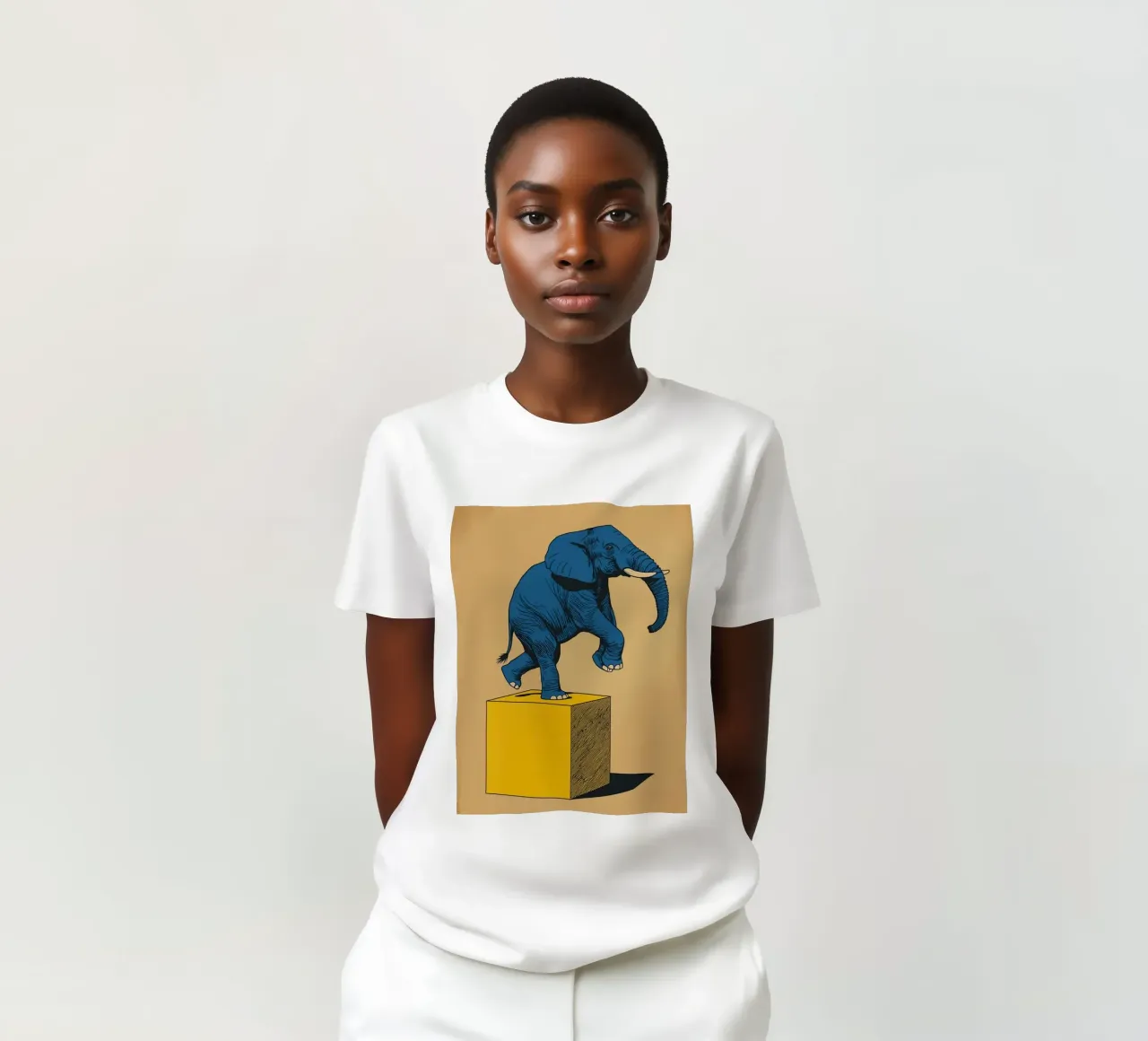 Eléphant bleu en équilibre sur un cube jaune t-shirt de DesignDoodle