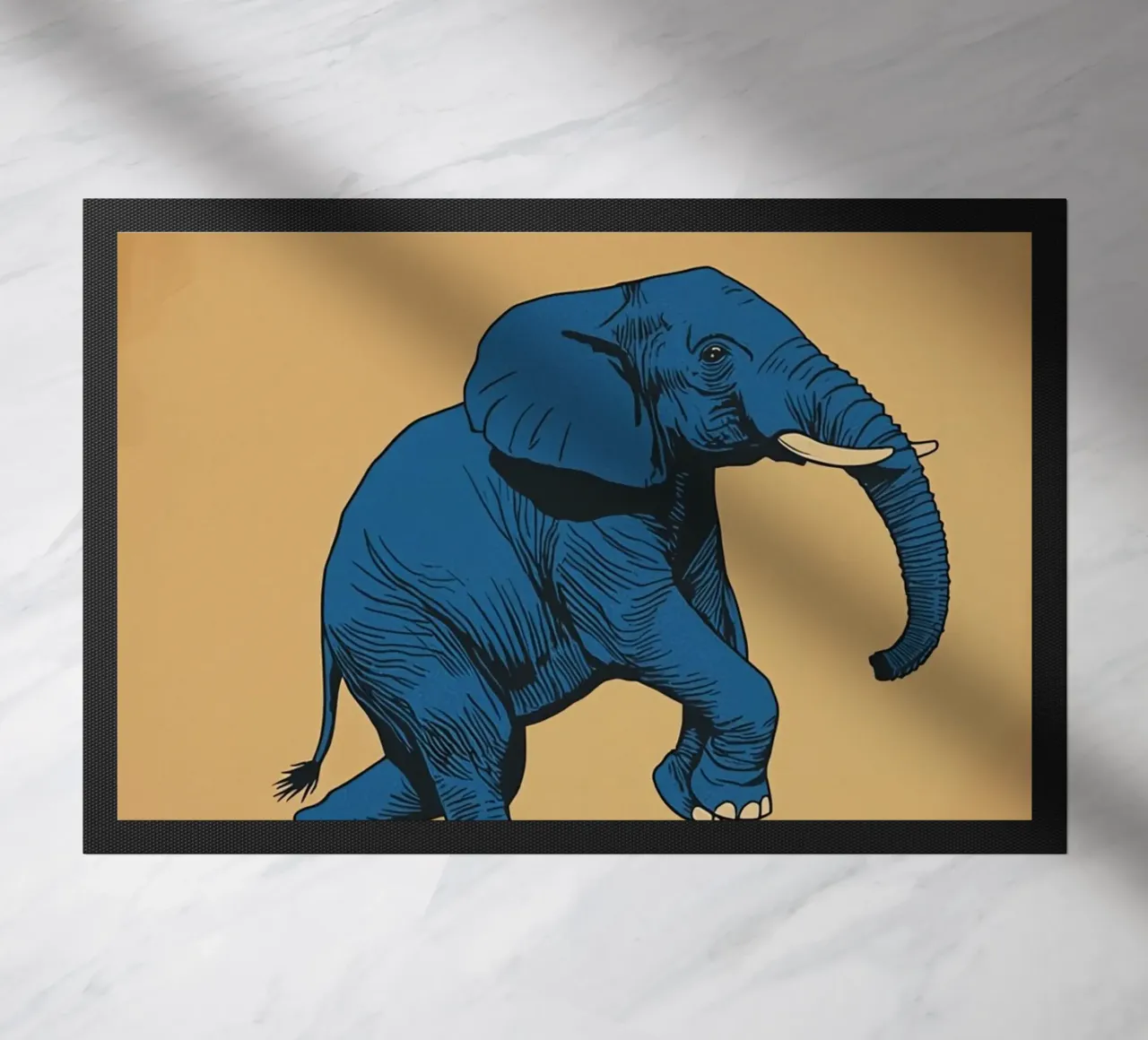 Eléphant bleu en équilibre sur un cube jaune paillasson de DesignDoodle