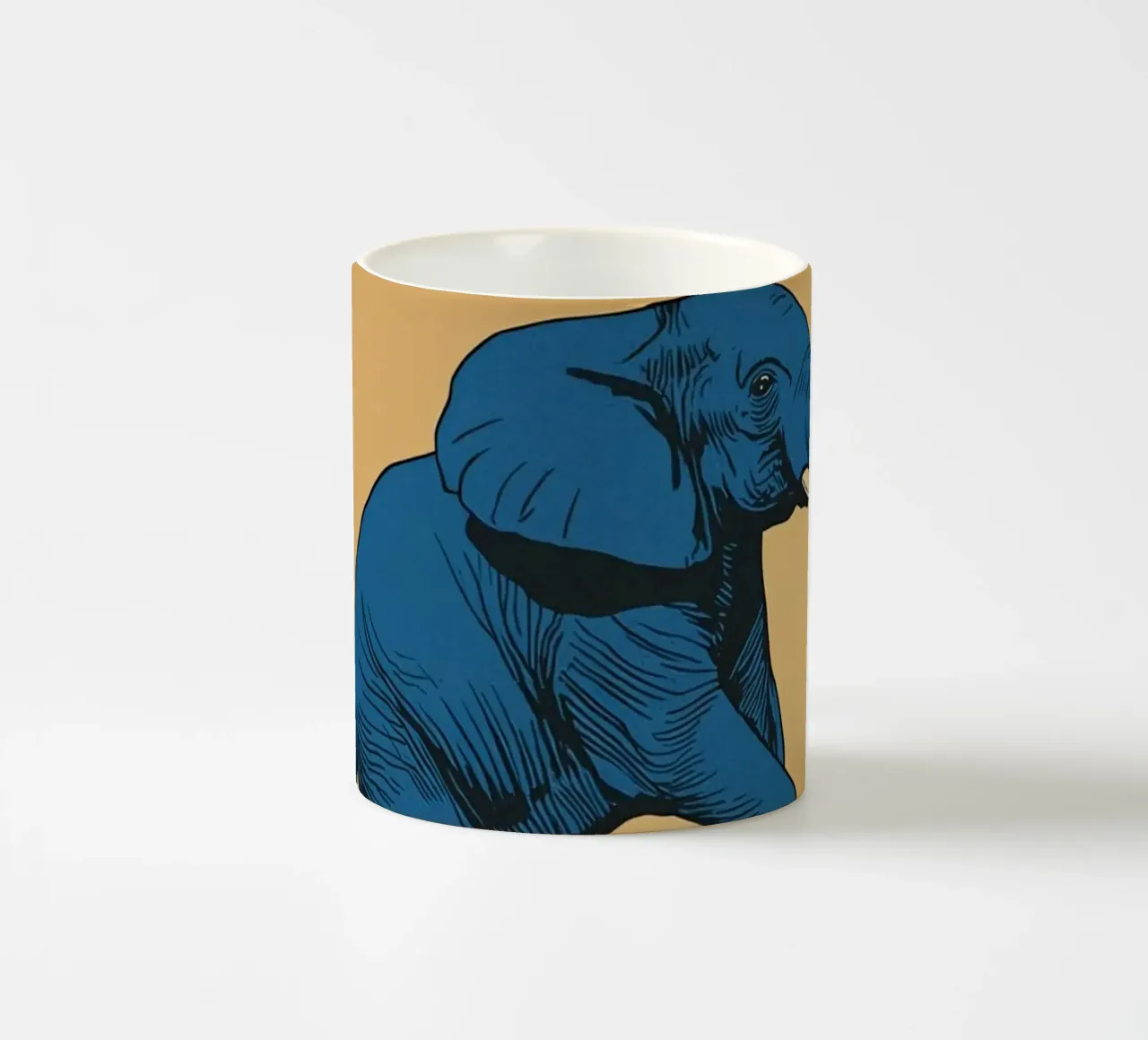Eléphant bleu en équilibre sur un cube jaune mug en céramique de DesignDoodle
