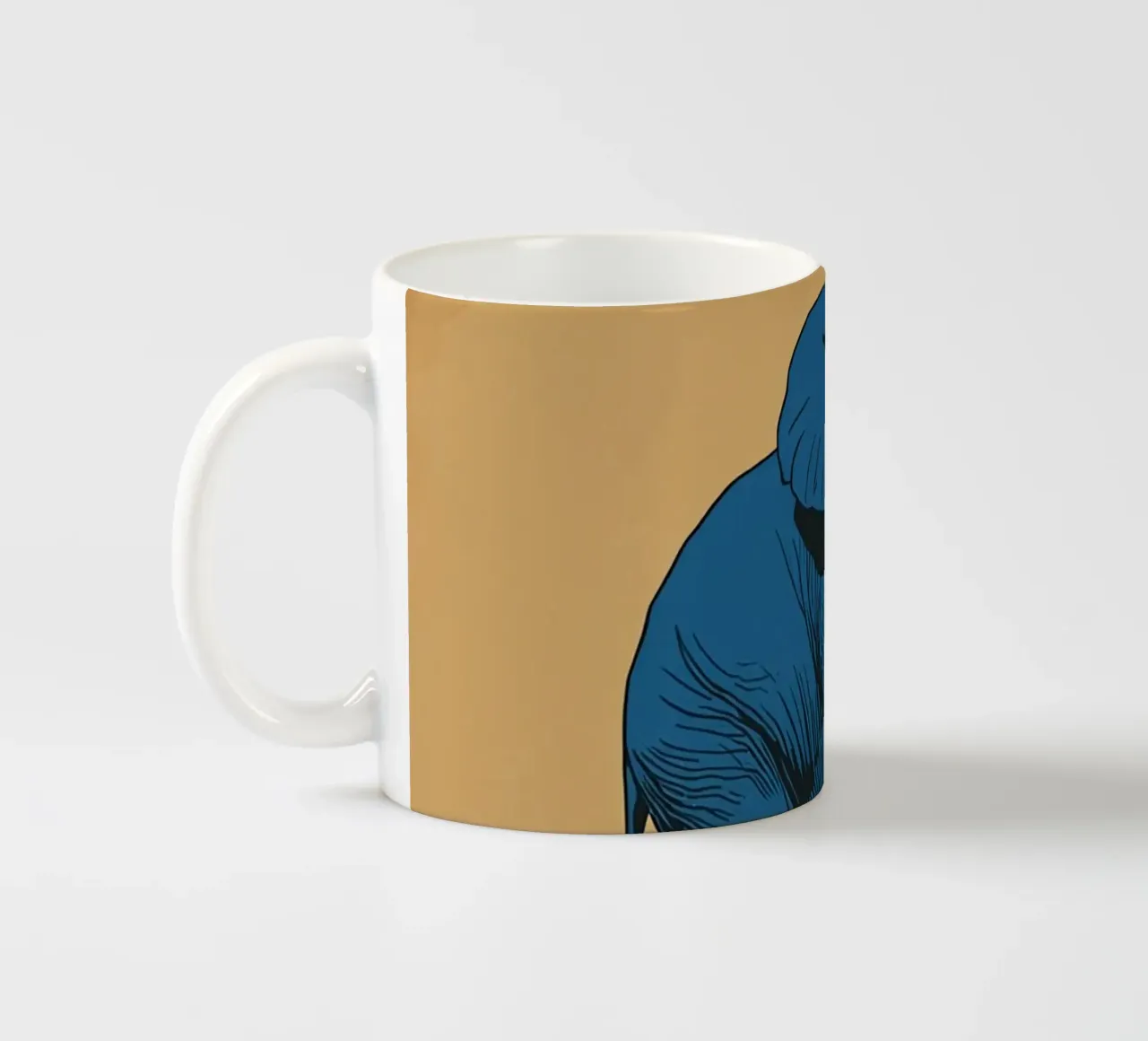 Eléphant bleu en équilibre sur un cube jaune mug en céramique de DesignDoodle
