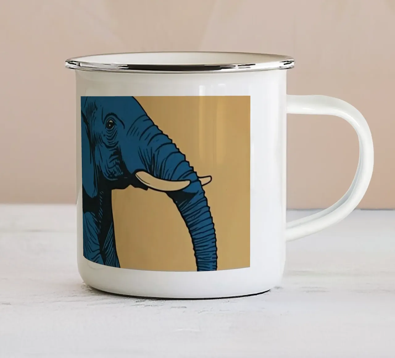 Eléphant bleu en équilibre sur un cube jaune mug en émail de DesignDoodle