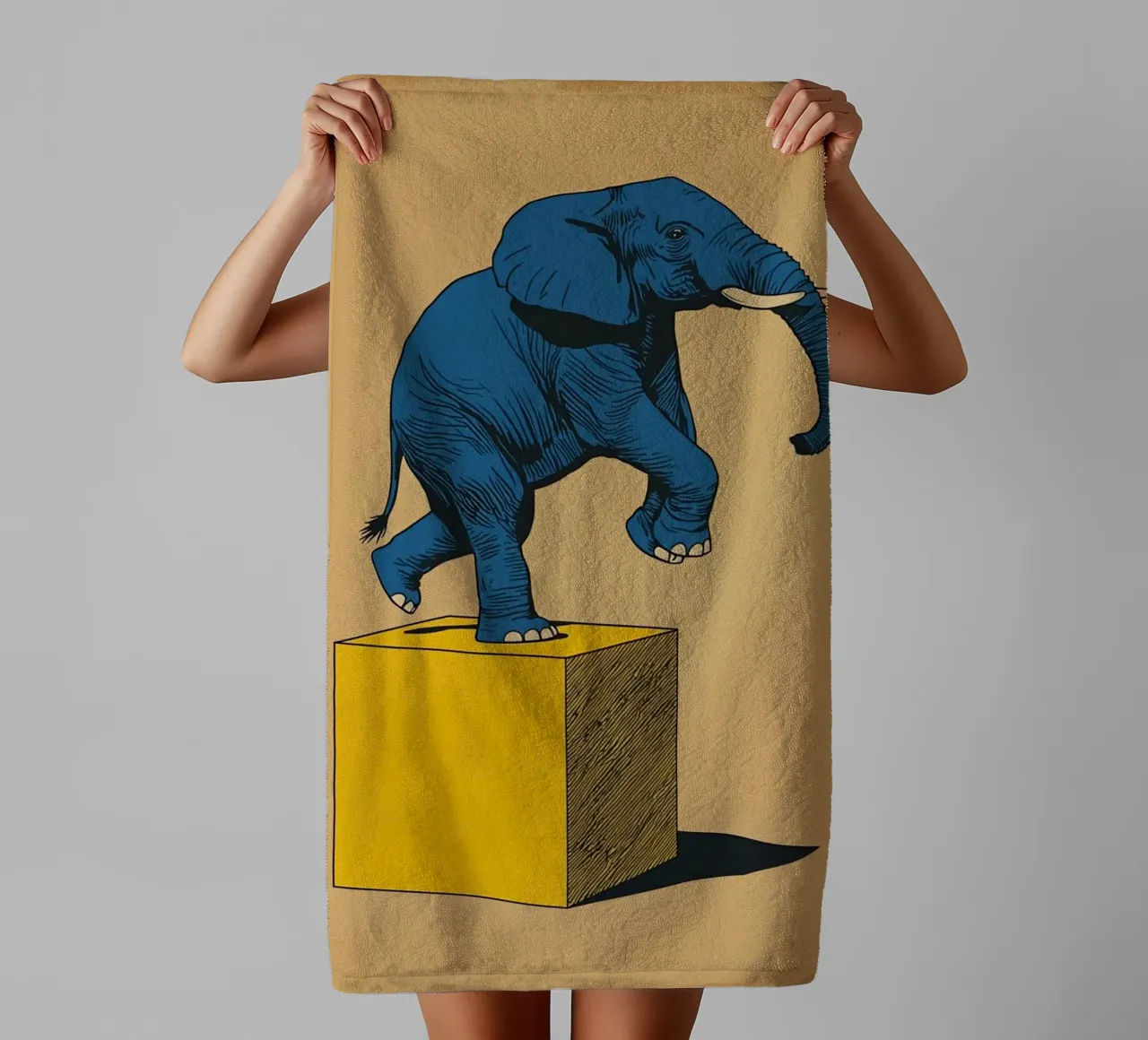 Eléphant bleu en équilibre sur un cube jaune serviette de bain de DesignDoodle