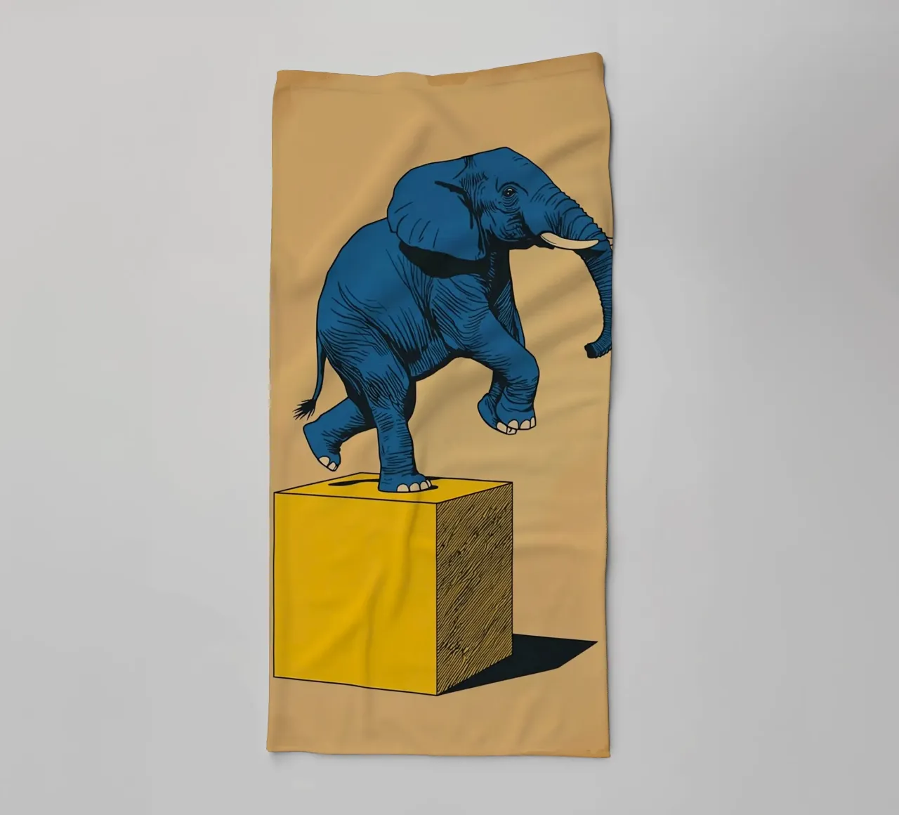 Eléphant bleu en équilibre sur un cube jaune serviette de bain de DesignDoodle