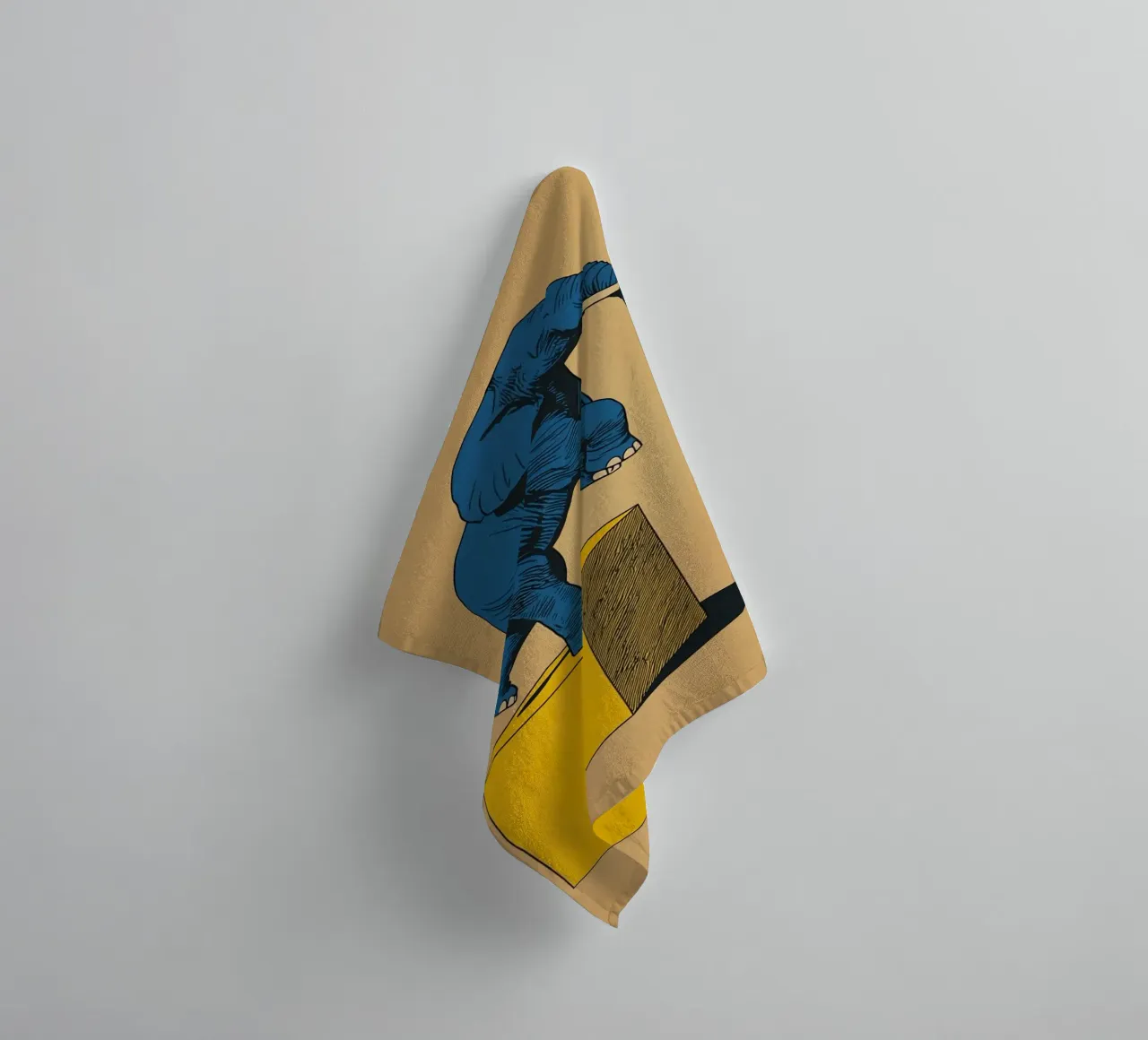 Eléphant bleu en équilibre sur un cube jaune serviette de bain de DesignDoodle