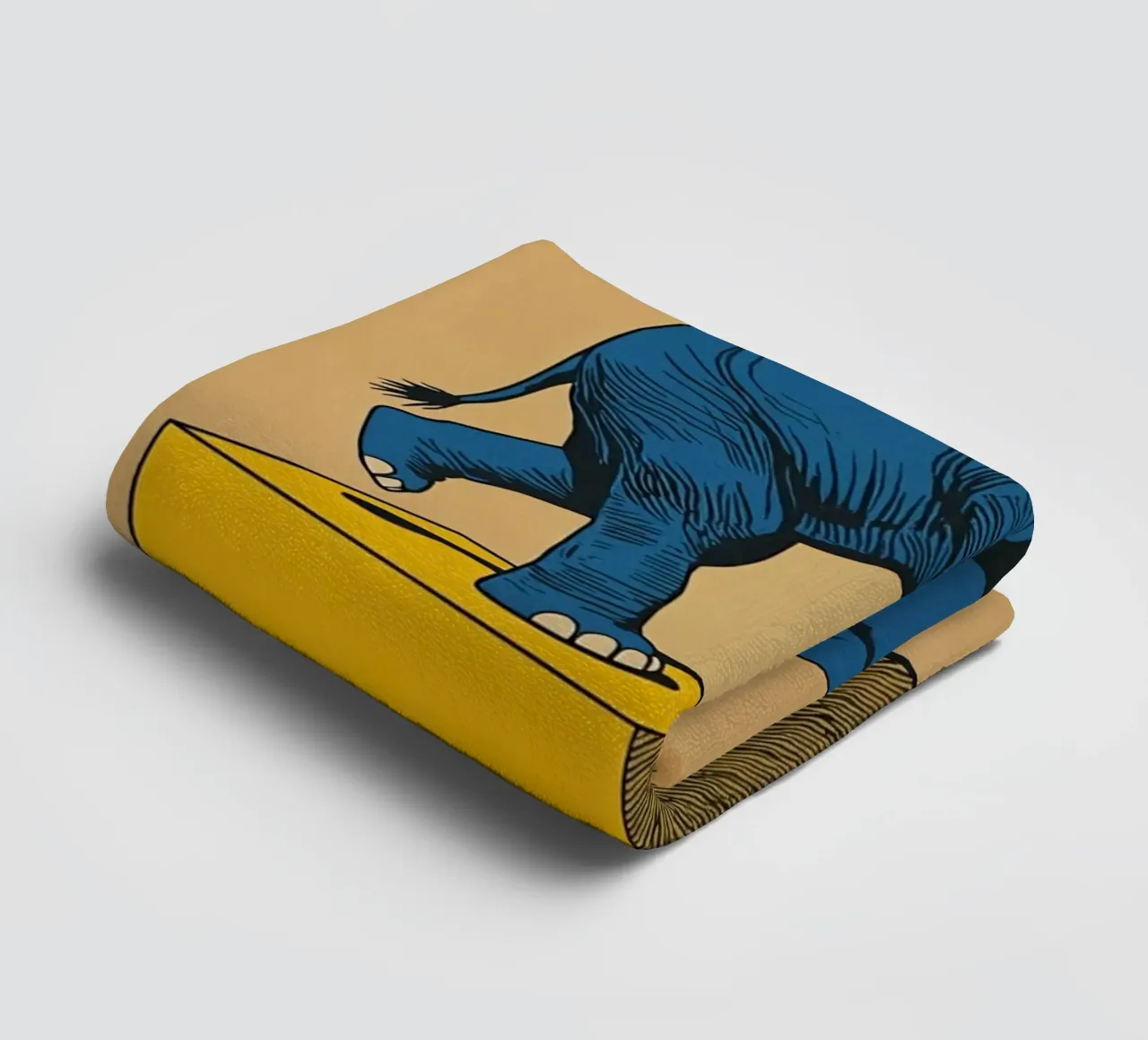 Eléphant bleu en équilibre sur un cube jaune serviette de bain de DesignDoodle