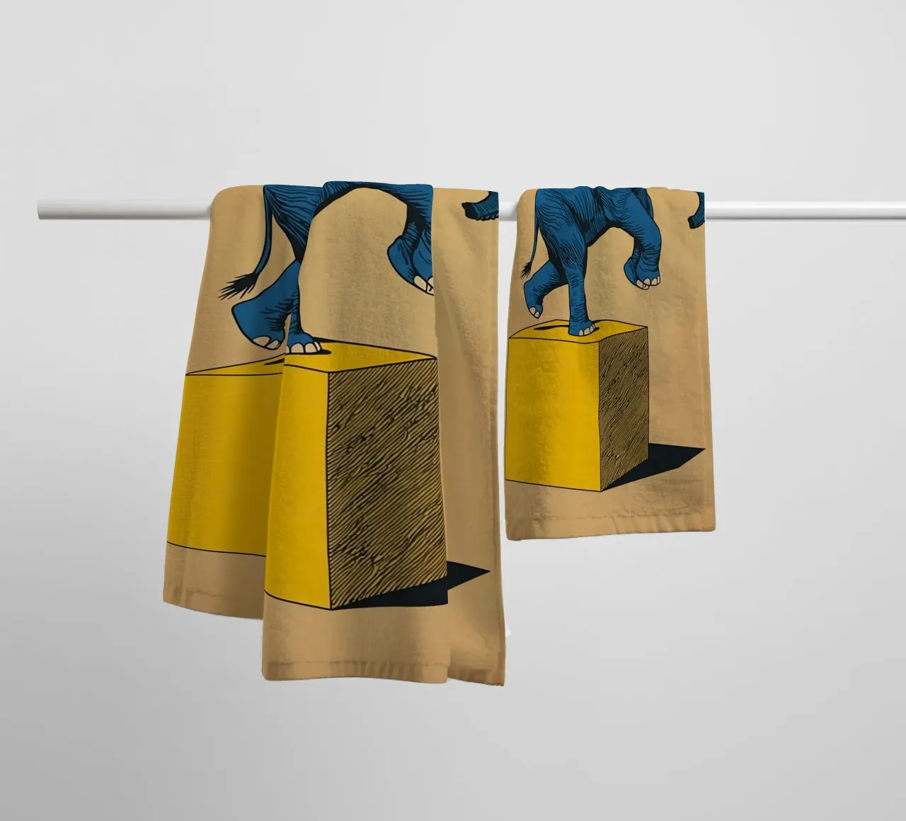 Eléphant bleu en équilibre sur un cube jaune serviette de bain de DesignDoodle