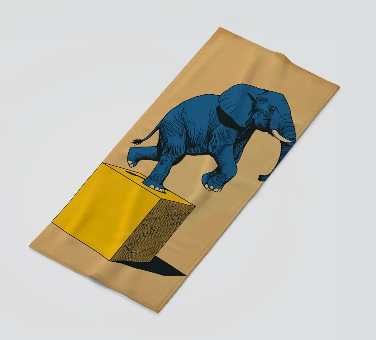 Eléphant bleu en équilibre sur un cube jaune serviette de plage de DesignDoodle
