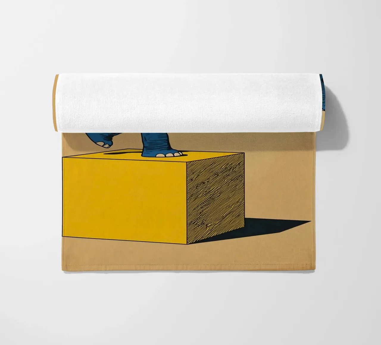 Eléphant bleu en équilibre sur un cube jaune serviette de plage de DesignDoodle