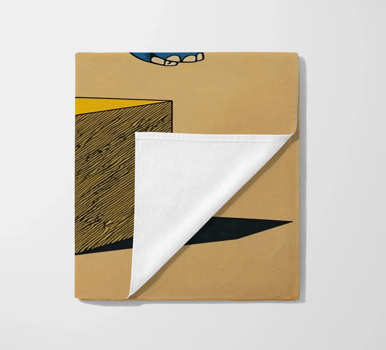 Eléphant bleu en équilibre sur un cube jaune serviette de plage de DesignDoodle