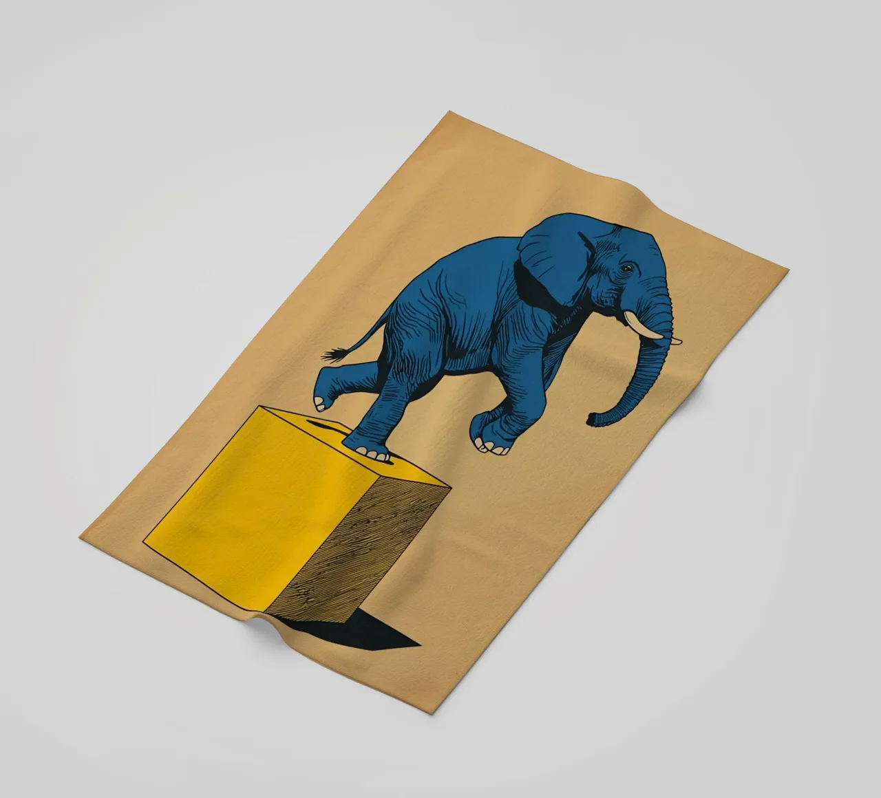 Eléphant bleu en équilibre sur un cube jaune serviette de plage de DesignDoodle