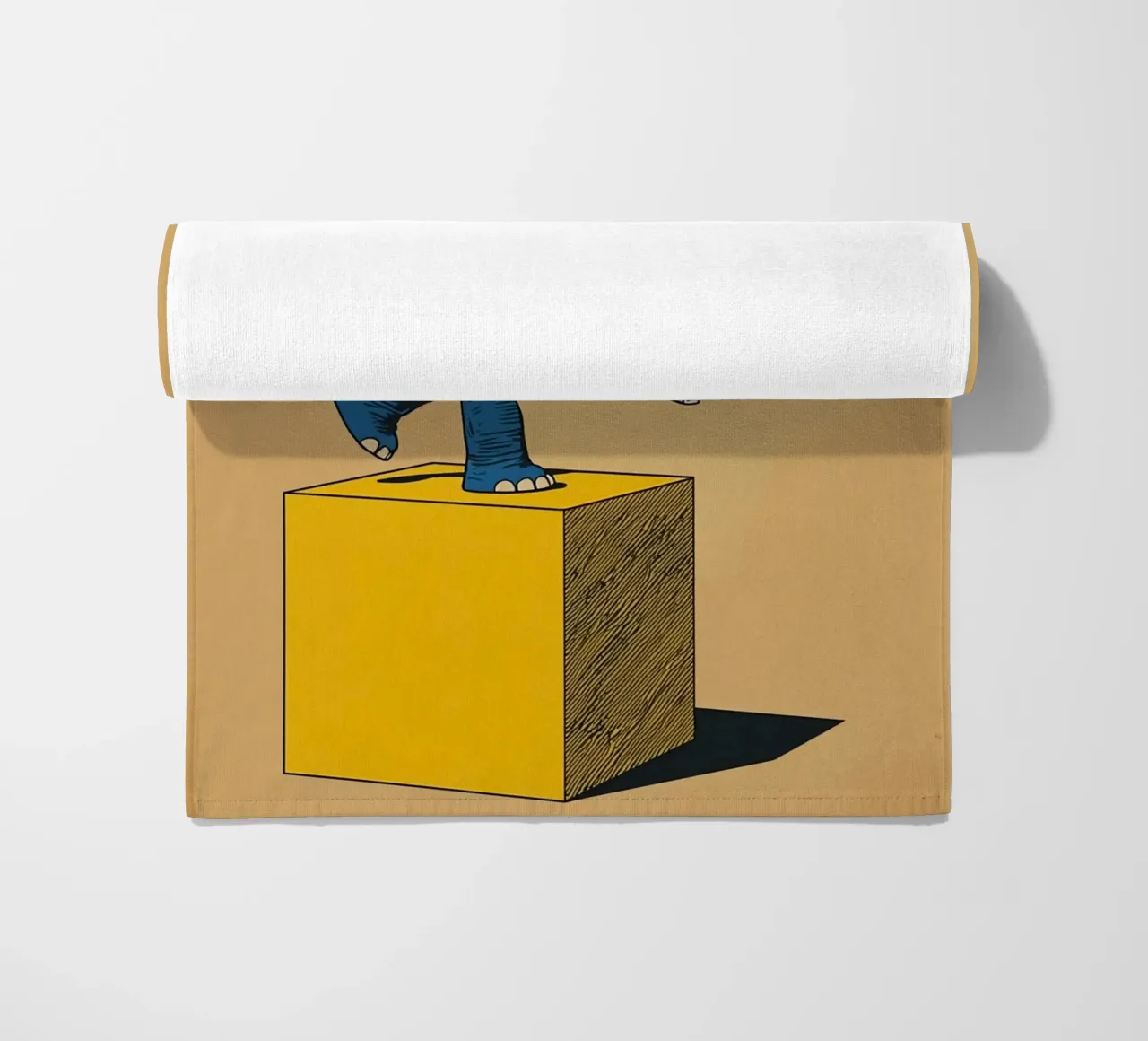 Eléphant bleu en équilibre sur un cube jaune serviette de plage de DesignDoodle