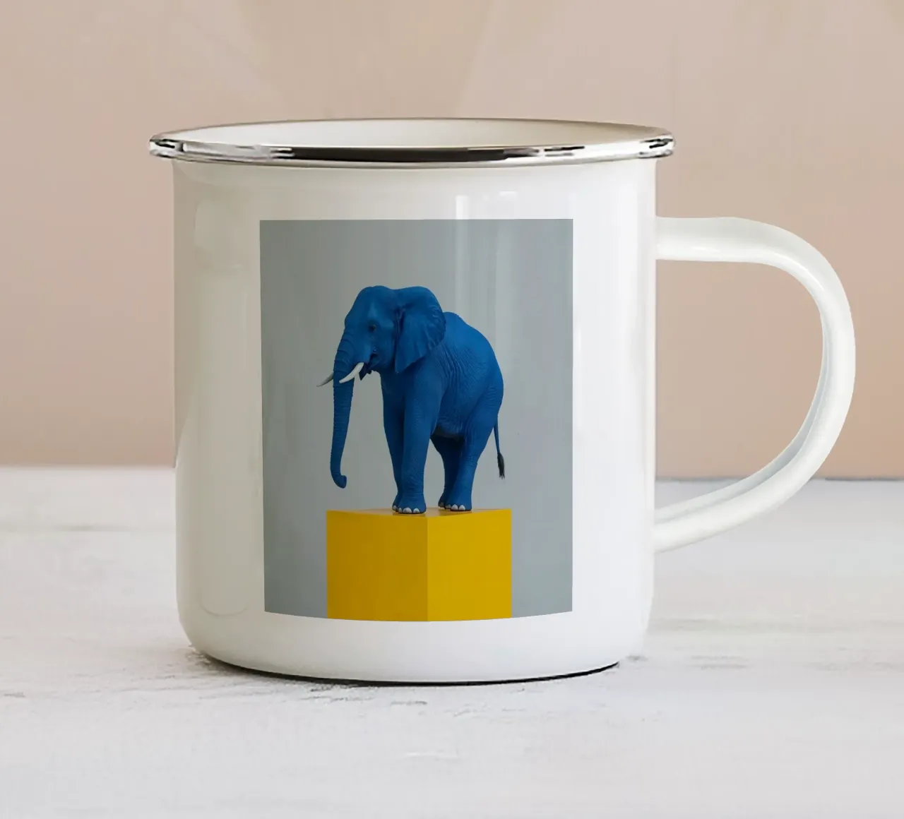 Sculpture d'éléphant bleu sur cube jaune mug en émail de DesignDoodle