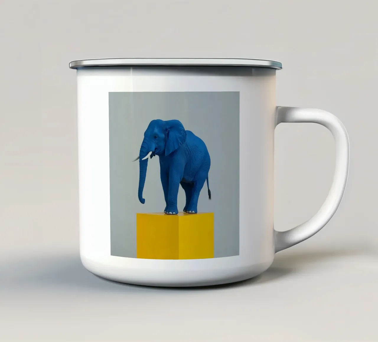 Sculpture d'éléphant bleu sur cube jaune mug en émail de DesignDoodle