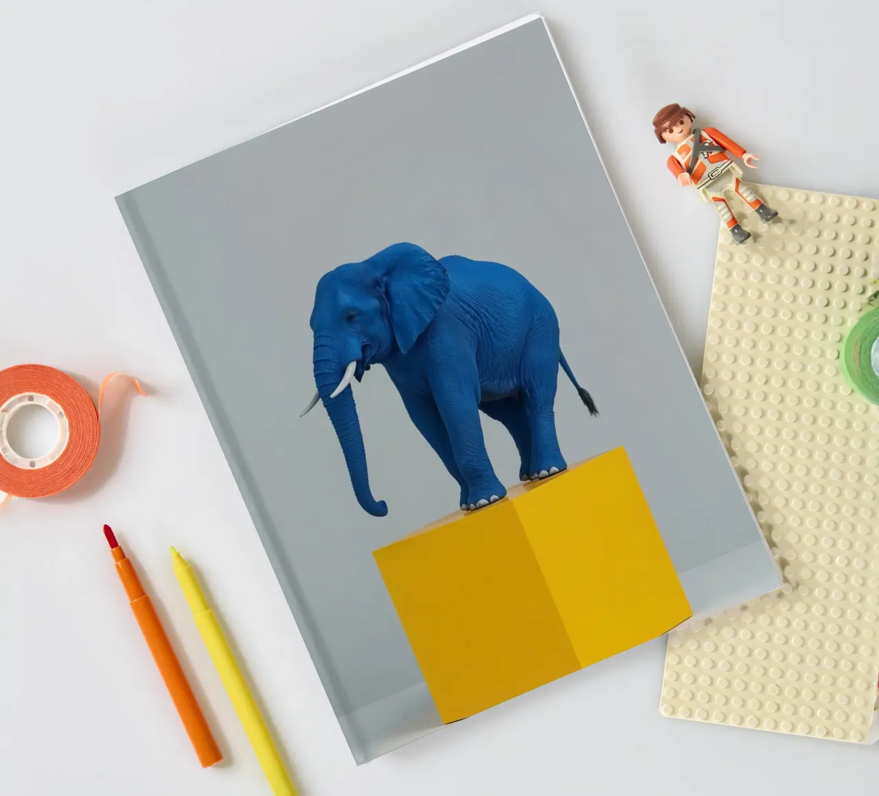 Sculpture d'éléphant bleu sur cube jaune carnet de notes de DesignDoodle