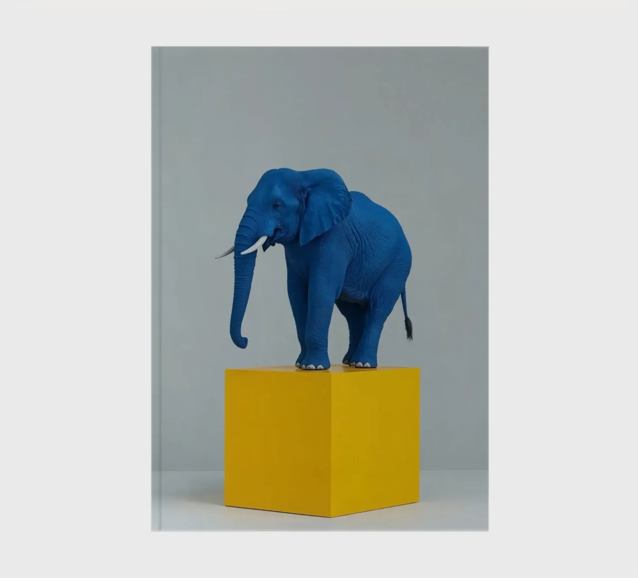 Sculpture d'éléphant bleu sur cube jaune carnet de notes de DesignDoodle