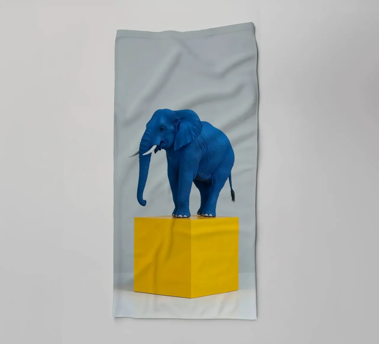 Sculpture d'éléphant bleu sur cube jaune serviette de bain de DesignDoodle