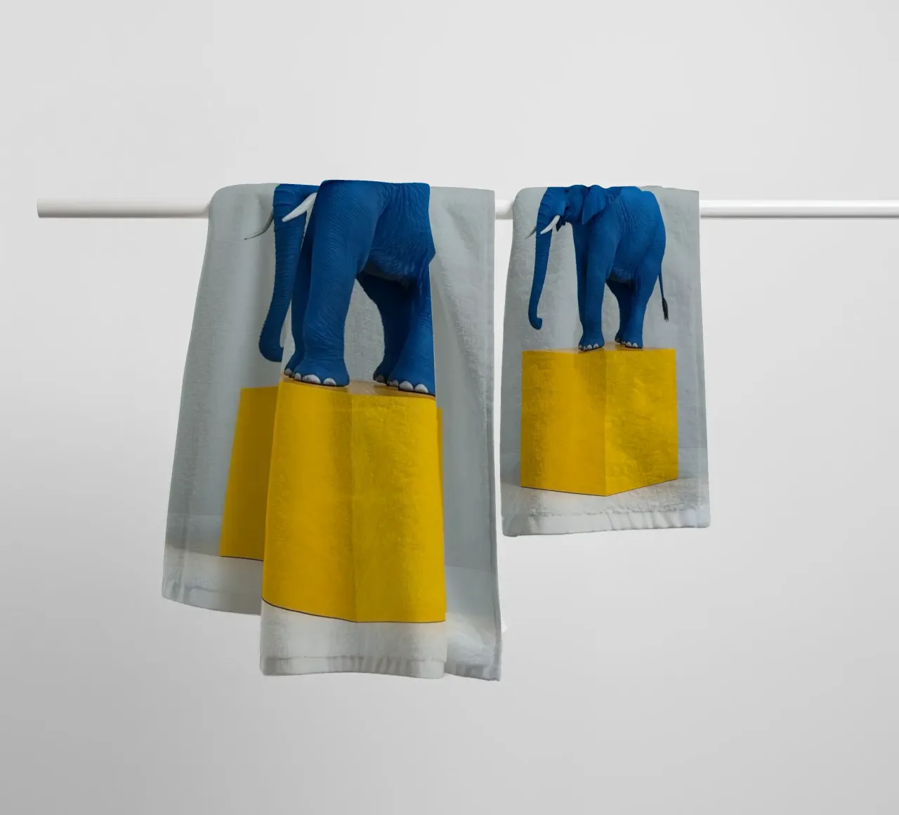 Sculpture d'éléphant bleu sur cube jaune serviette de bain de DesignDoodle