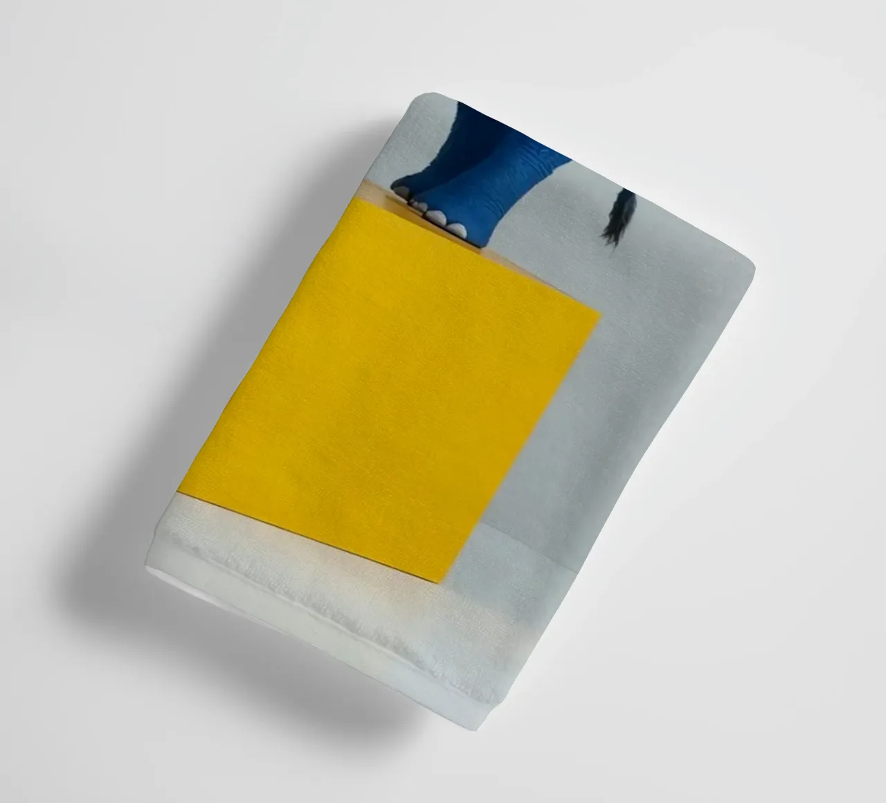 Sculpture d'éléphant bleu sur cube jaune serviette de bain de DesignDoodle