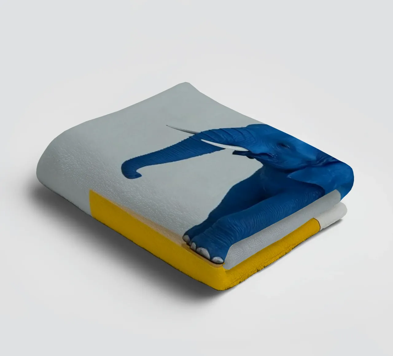 Sculpture d'éléphant bleu sur cube jaune serviette de bain de DesignDoodle