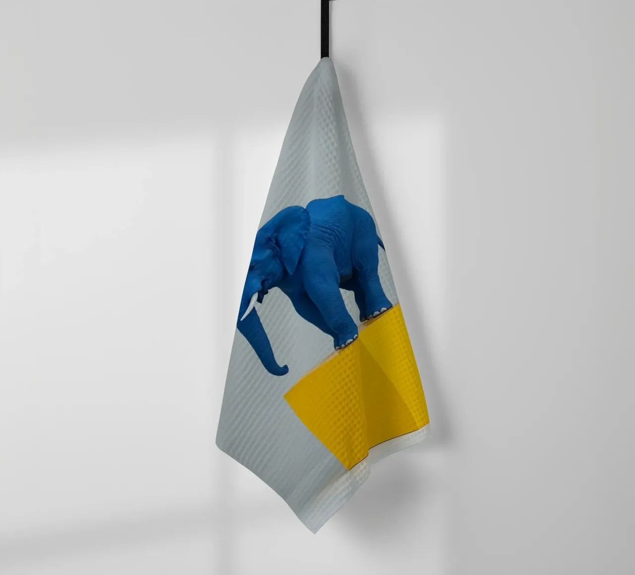 Sculpture d'éléphant bleu sur cube jaune torchon de DesignDoodle