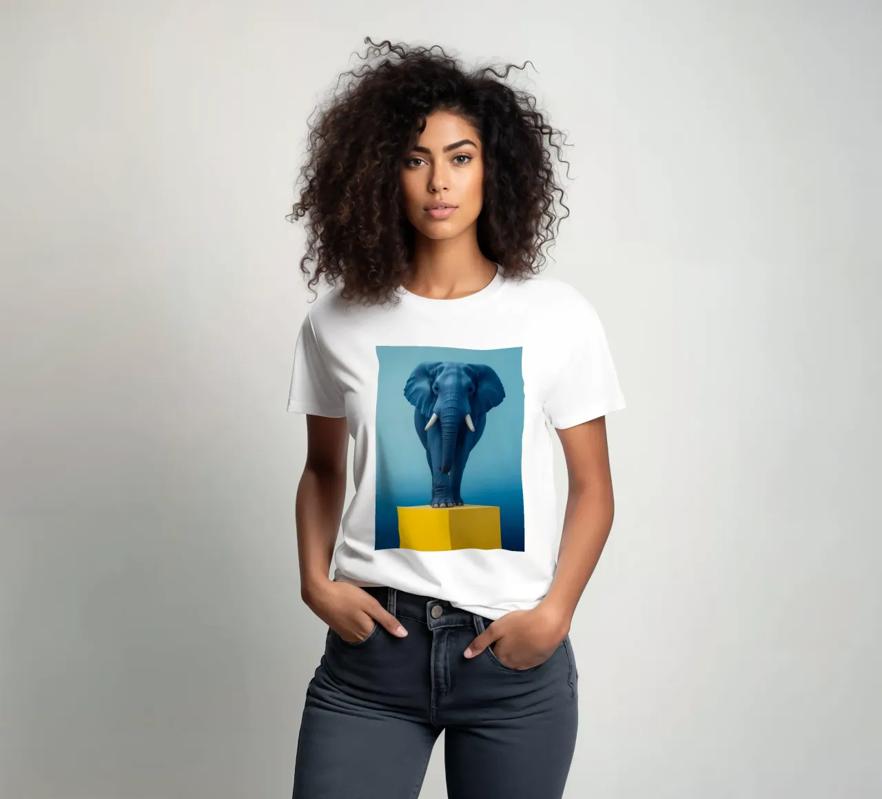 Eléphant bleu debout sur un cube jaune t-shirt de DesignDoodle