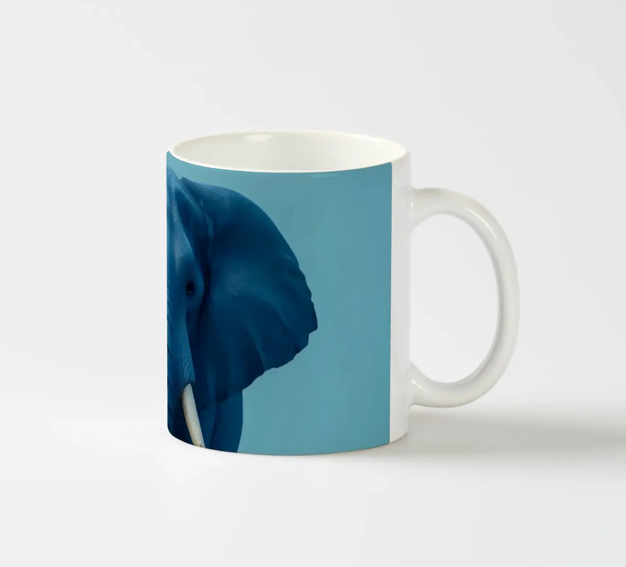 Eléphant bleu debout sur un cube jaune mug en céramique de DesignDoodle