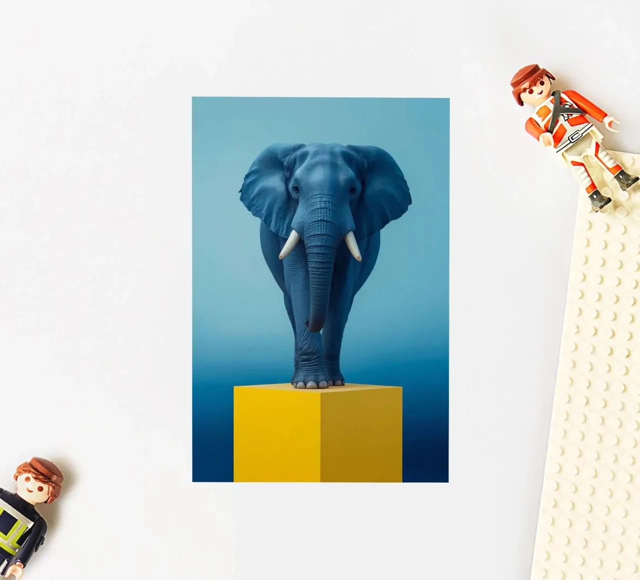 Eléphant bleu debout sur un cube jaune autocollant de DesignDoodle