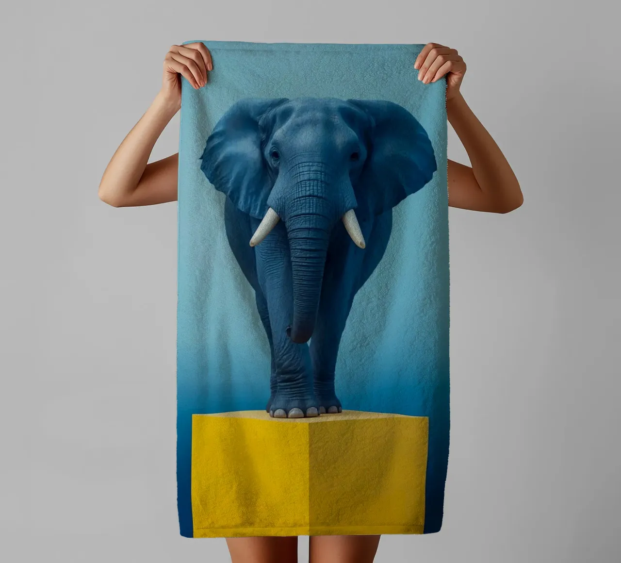 Eléphant bleu debout sur un cube jaune serviette de bain de DesignDoodle