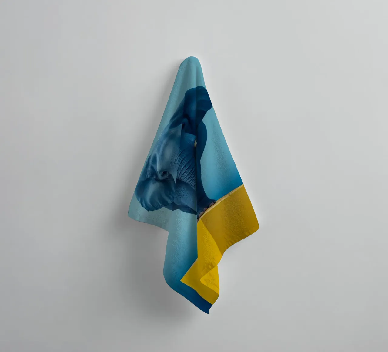 Eléphant bleu debout sur un cube jaune serviette de bain de DesignDoodle