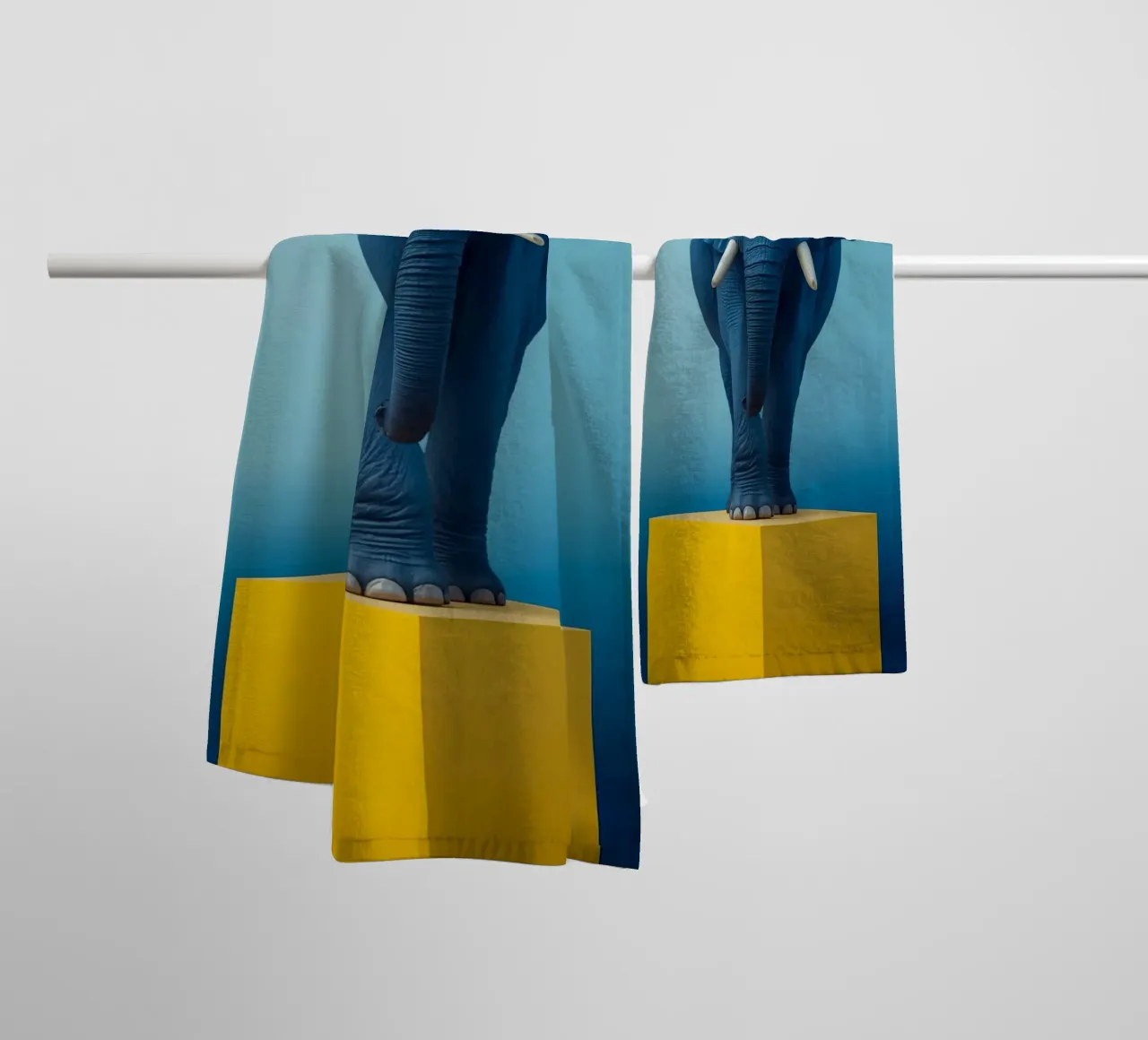 Eléphant bleu debout sur un cube jaune serviette de bain de DesignDoodle