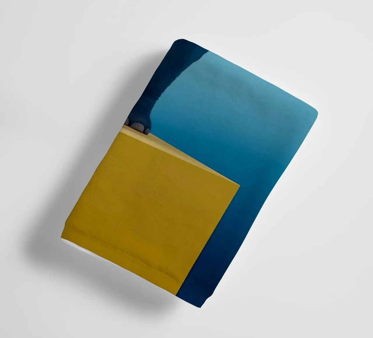Eléphant bleu debout sur un cube jaune serviette de bain de DesignDoodle