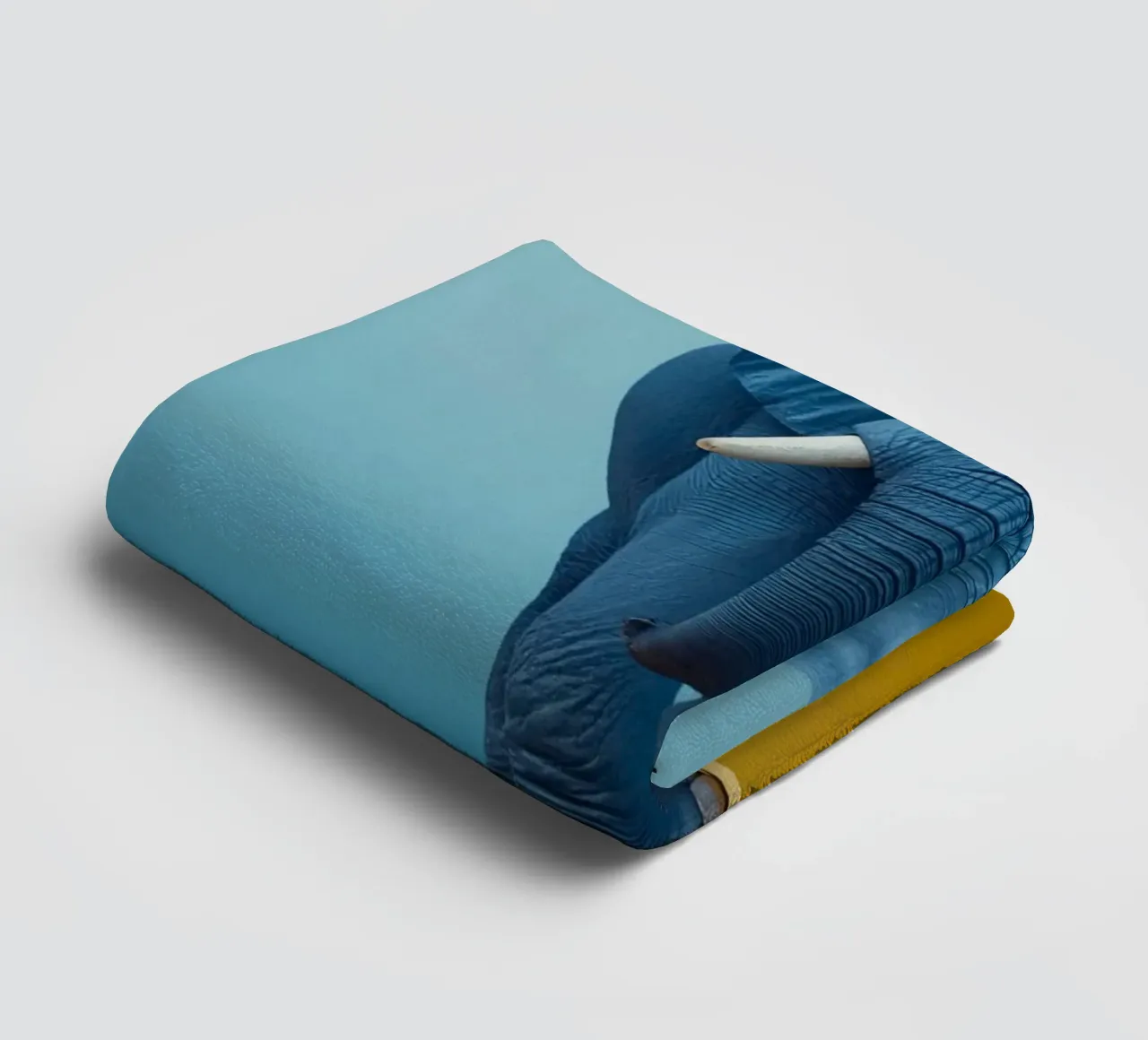 Eléphant bleu debout sur un cube jaune serviette de bain de DesignDoodle