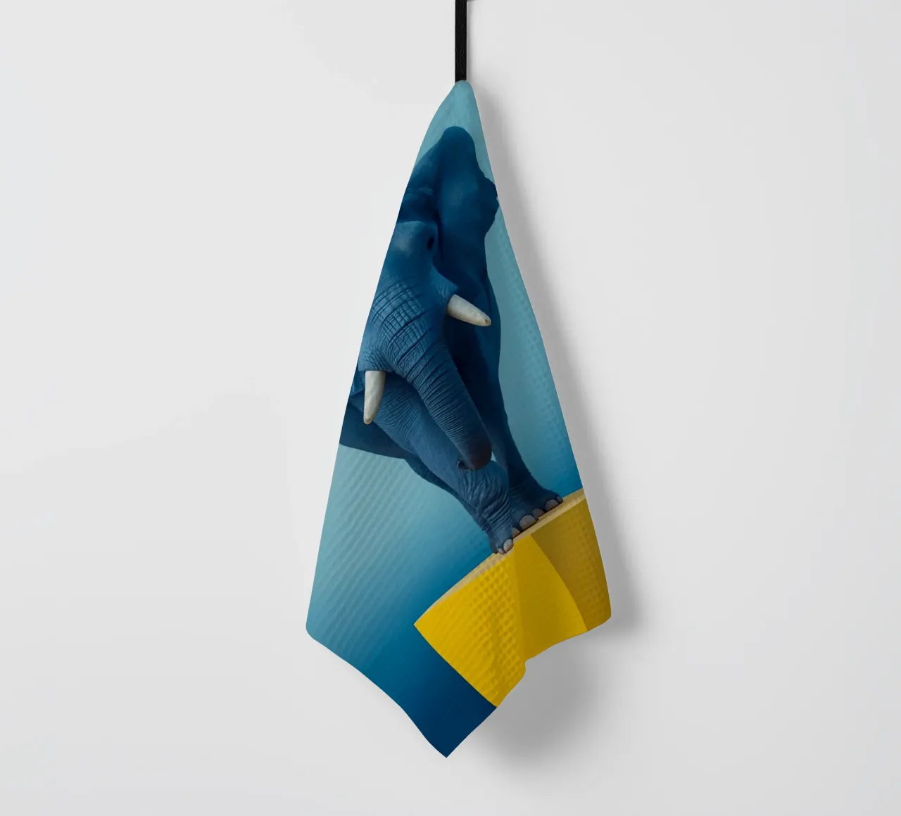 Eléphant bleu debout sur un cube jaune torchon de DesignDoodle