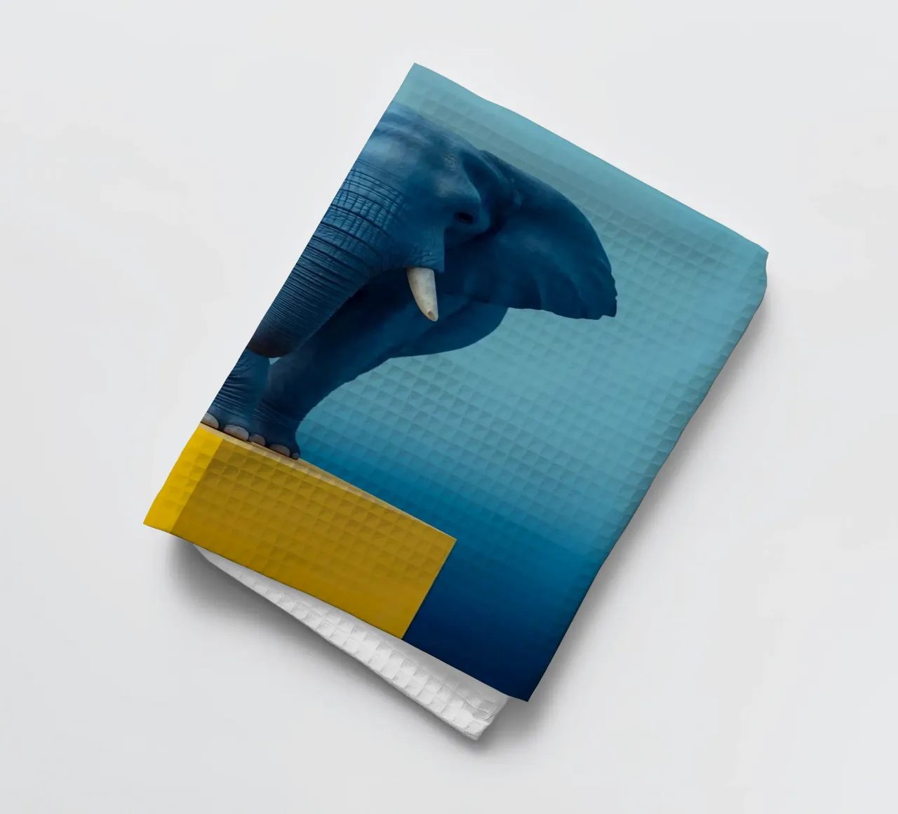 Eléphant bleu debout sur un cube jaune torchon de DesignDoodle