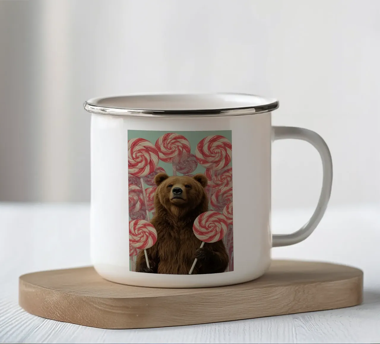 Orso marrone che tiene in mano lecca-lecca a spirale tazza in smalto da DesignDoodle