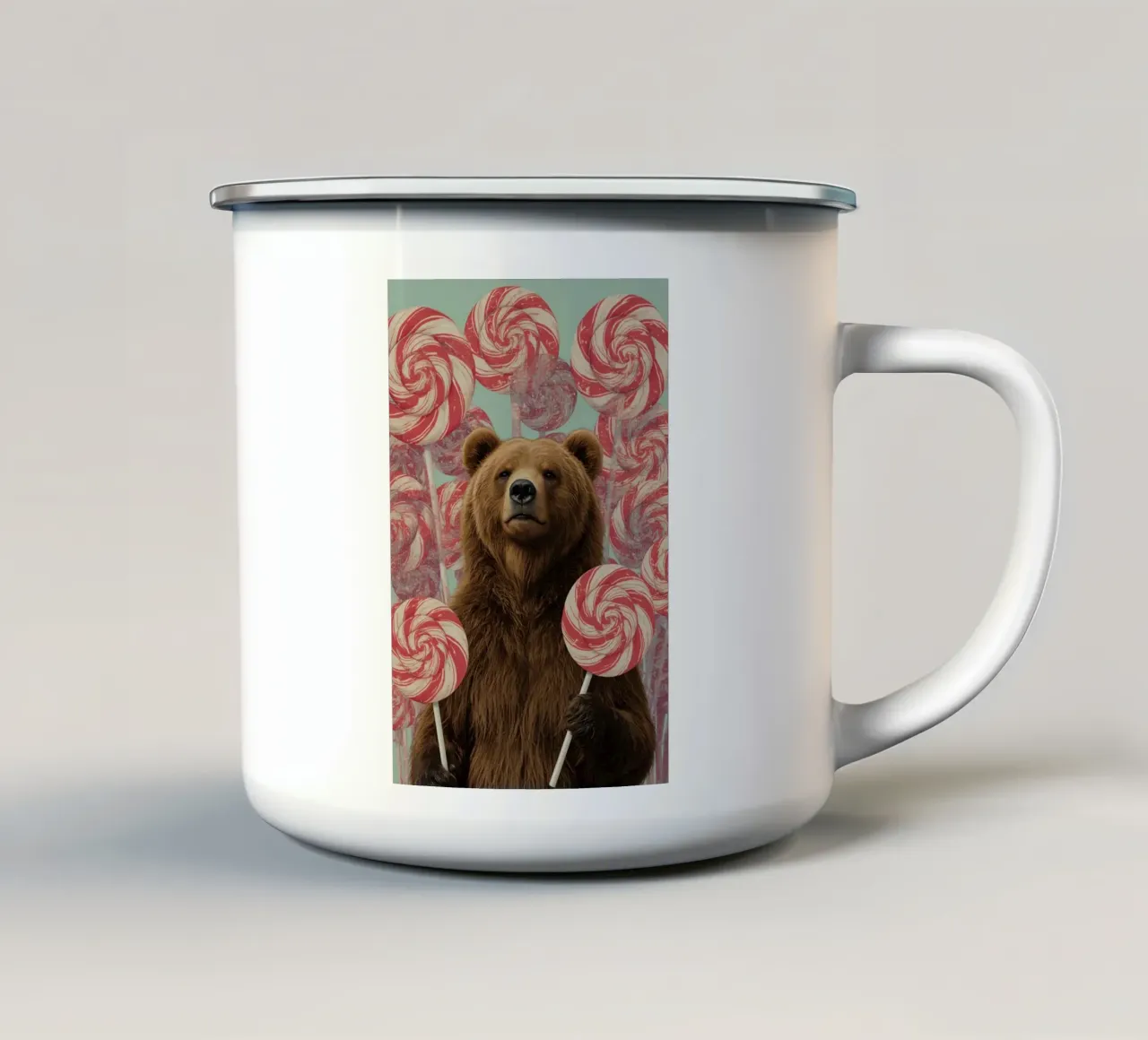 Orso marrone che tiene in mano lecca-lecca a spirale tazza in smalto da DesignDoodle