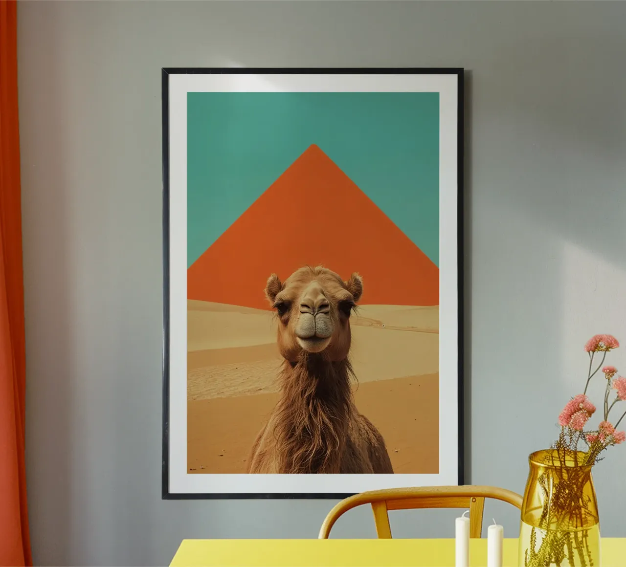 Kamelportrait in der Wüste mit Pyramide Poster von DesignDoodle