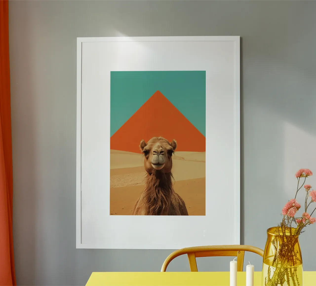Kamelportrait in der Wüste mit Pyramide Poster von DesignDoodle