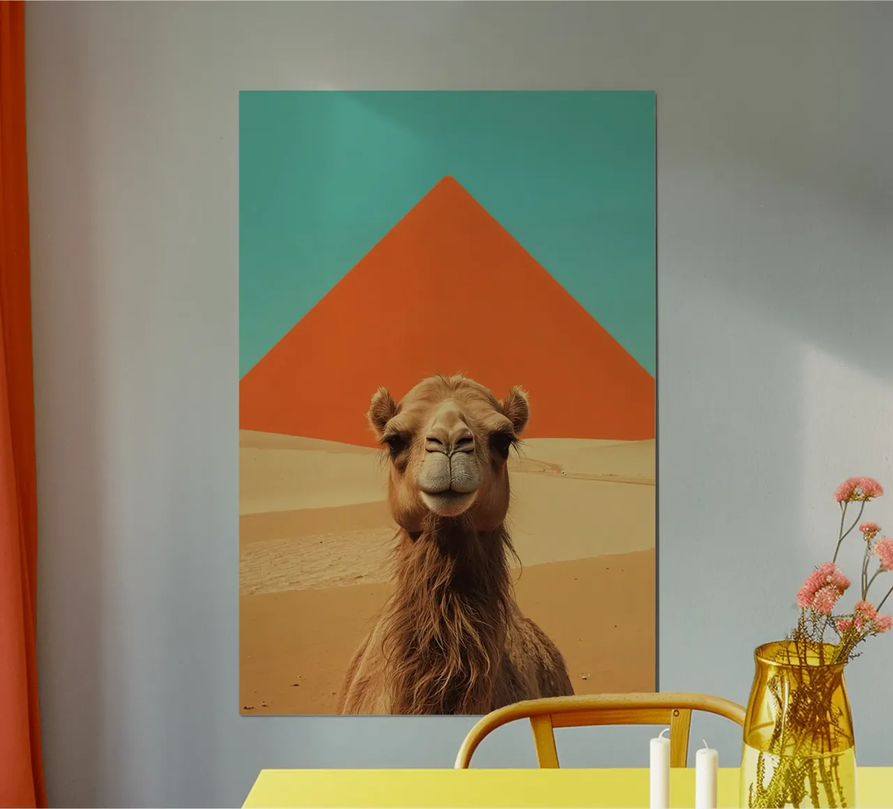 Kamelportrait in der Wüste mit Pyramide Poster von DesignDoodle