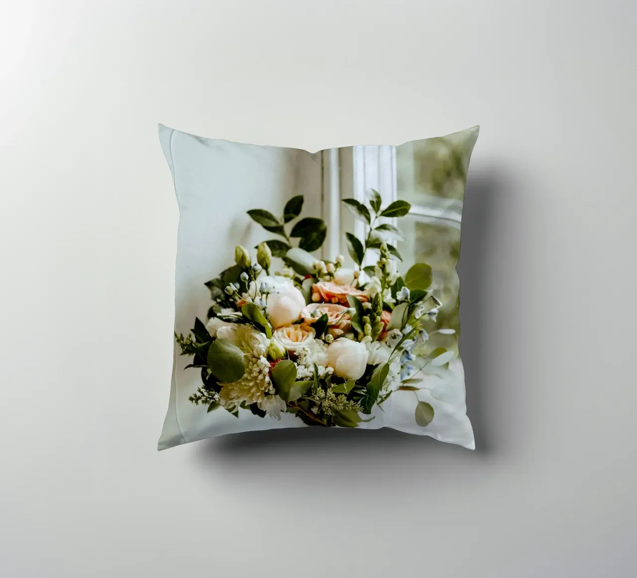 vase on window cuscino da space words