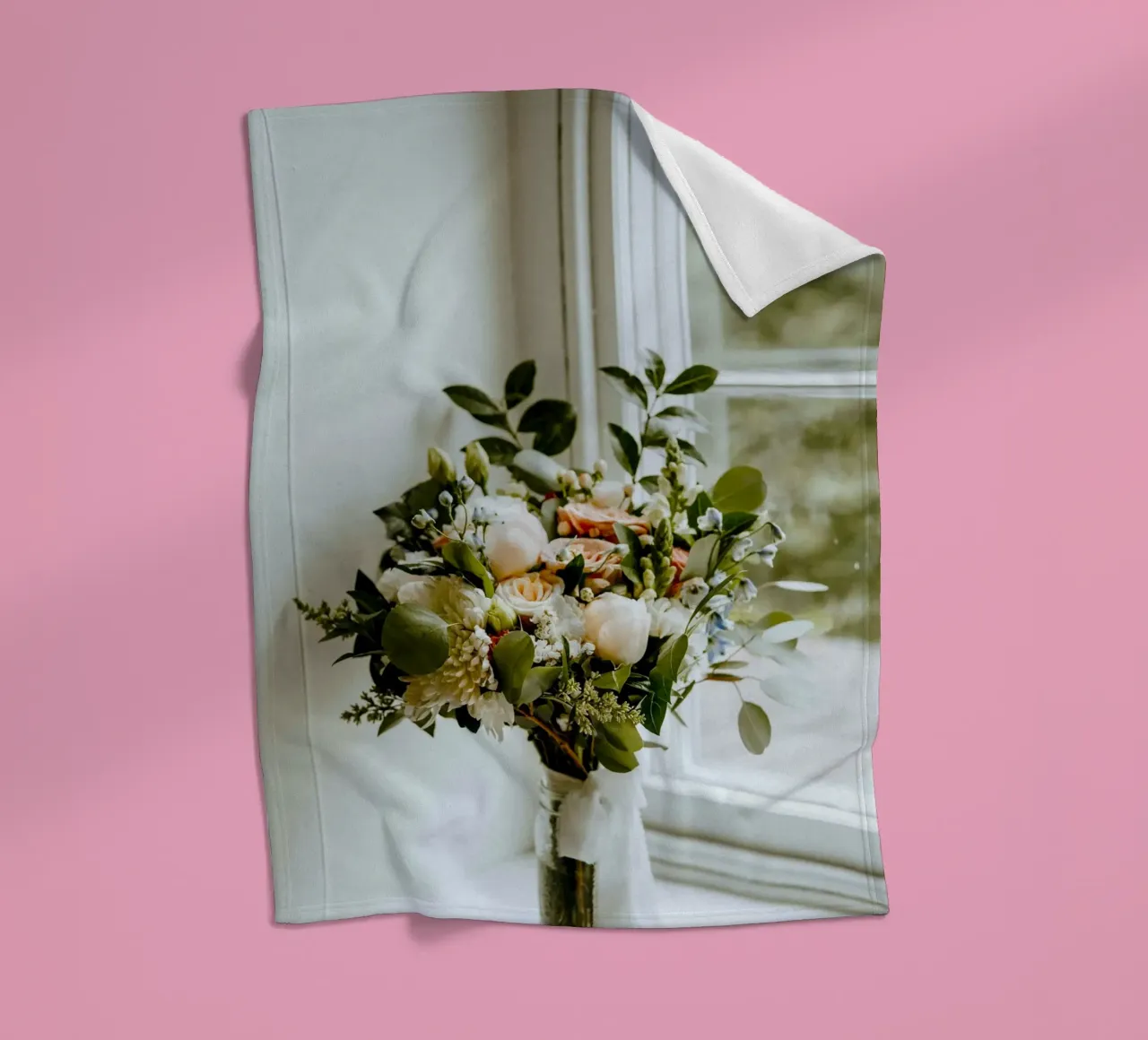 vase on window coperta in pile da space words