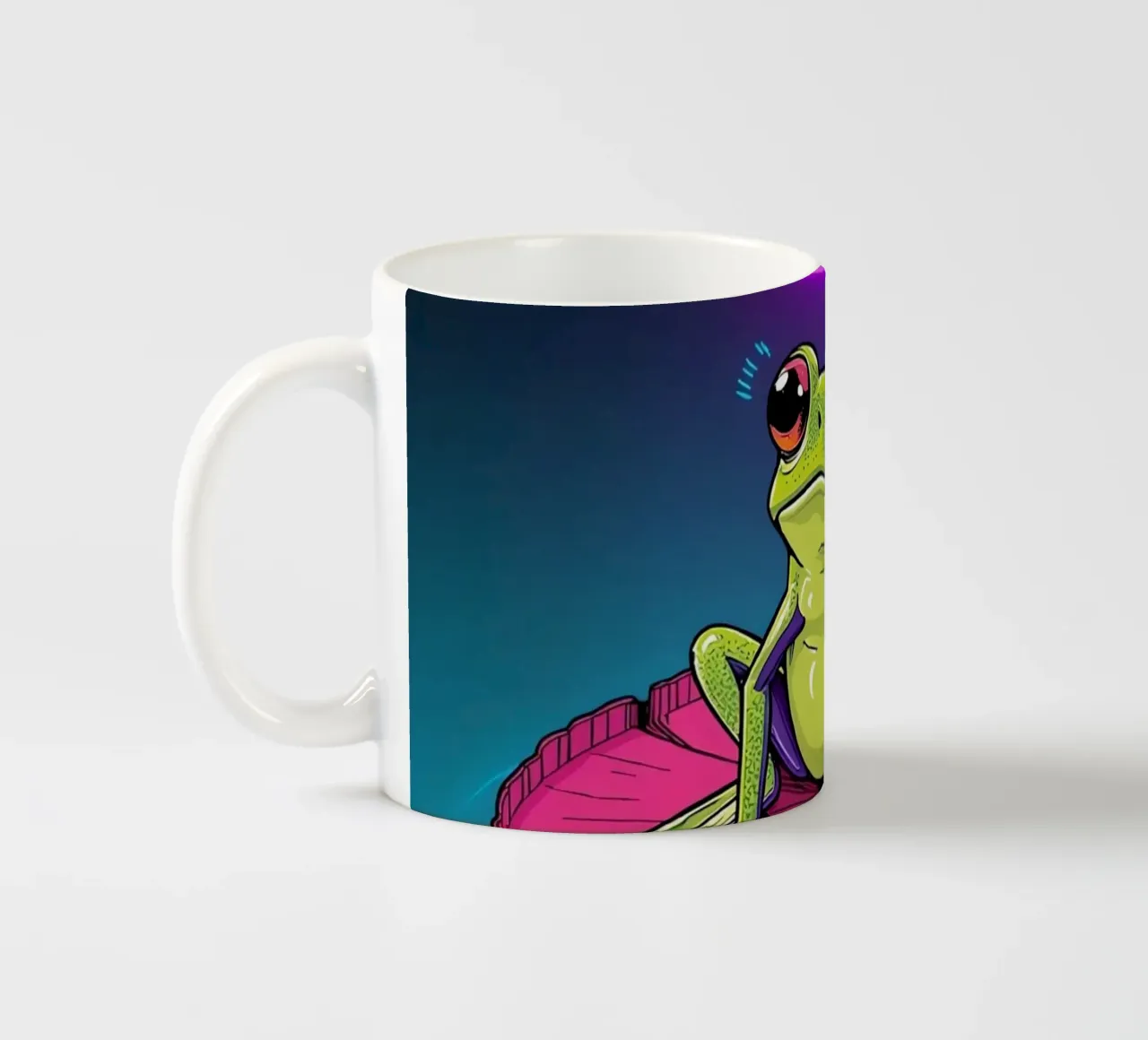 Rana cartone animato su ninfea con aureola tazza in ceramica da DesignDoodle