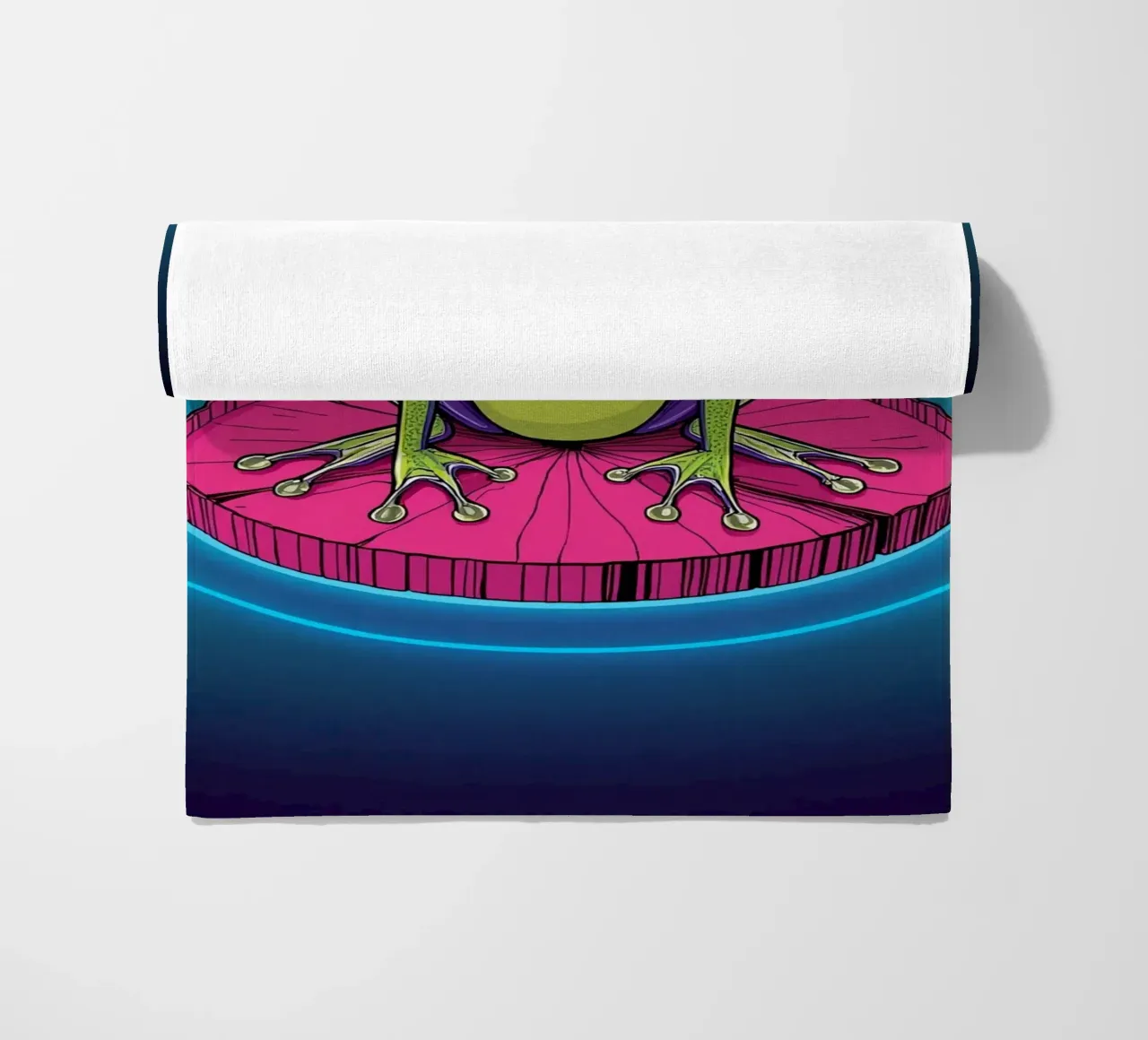 Rana cartone animato su ninfea con aureola telo mare da DesignDoodle