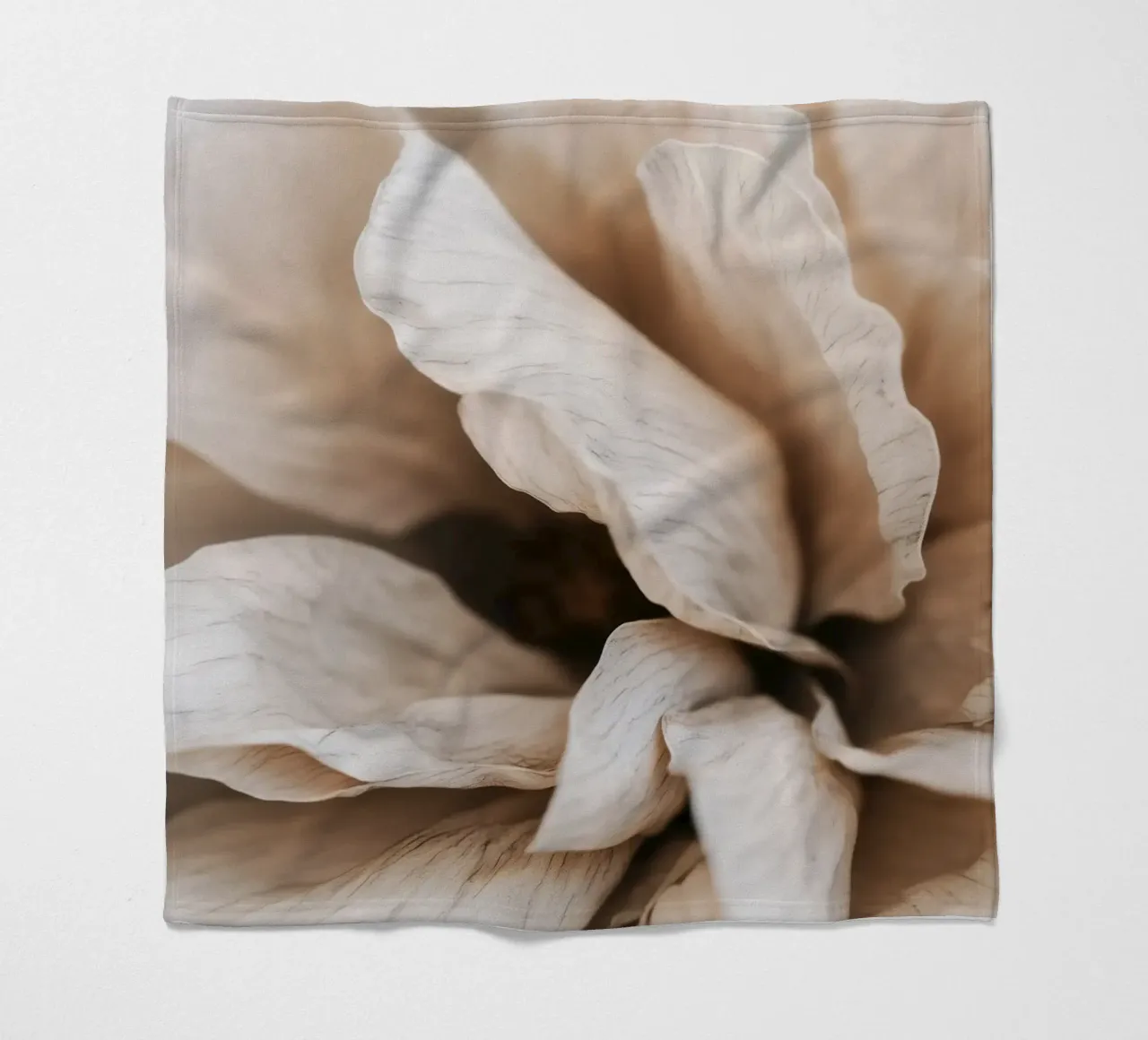 Fragile Bloom No 01 coperta in pile da treechild