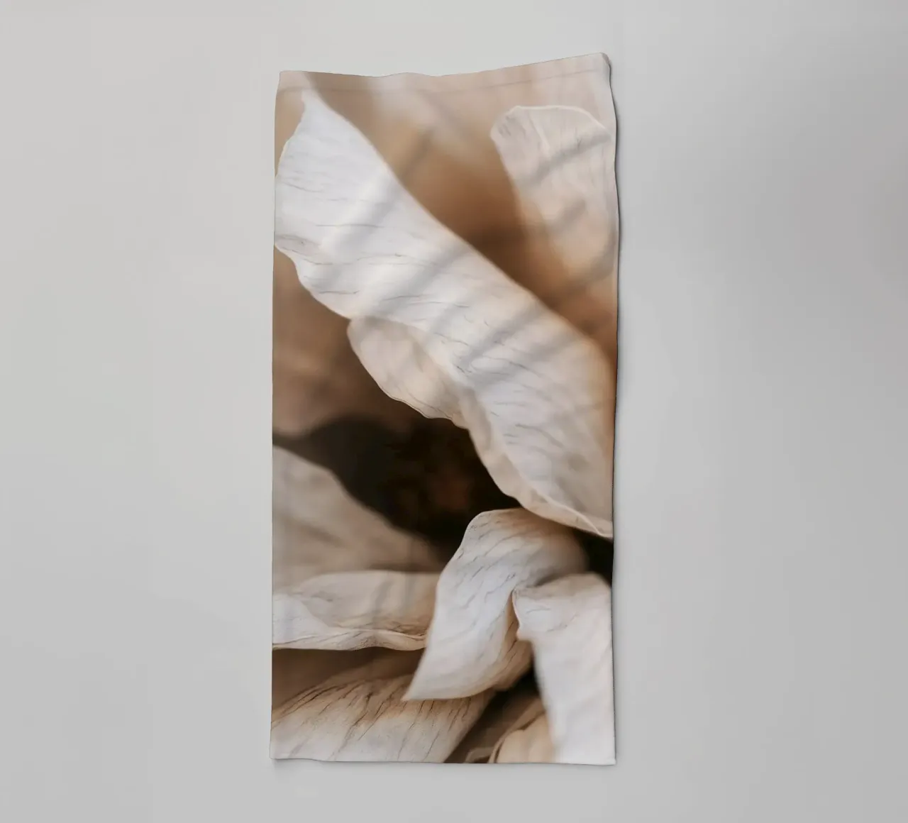 Fragile Bloom No 01 badhanddoek van treechild