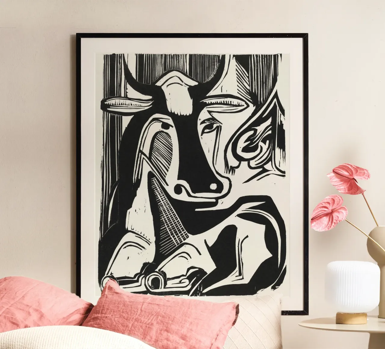The Large Cow Lying Down poster con telaio in alluminio da vintageshop