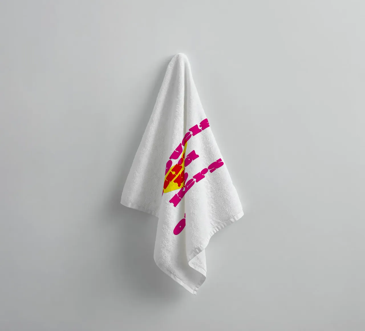 Quiérete a ti mismo, sé amable con los demás toalla de baño de Schuhmann Design